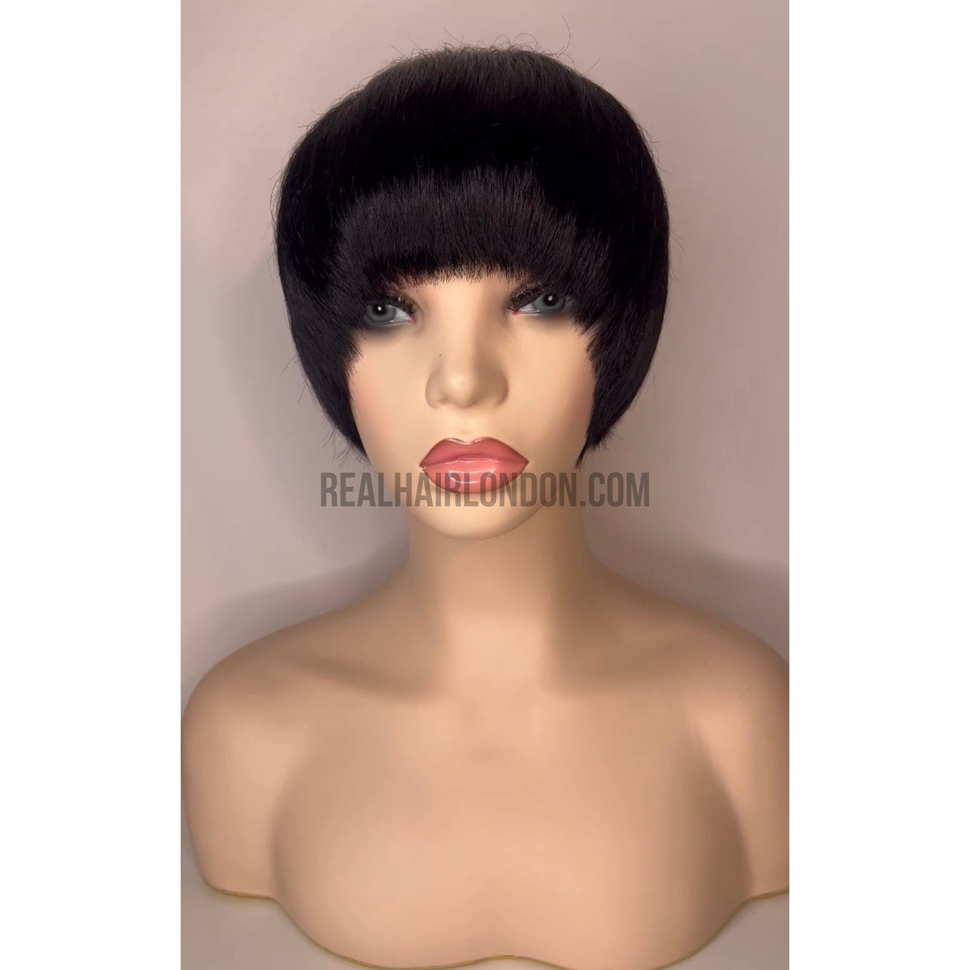 Winter Glow Short Bob – Sleek Elegance, Seamlessly Styled