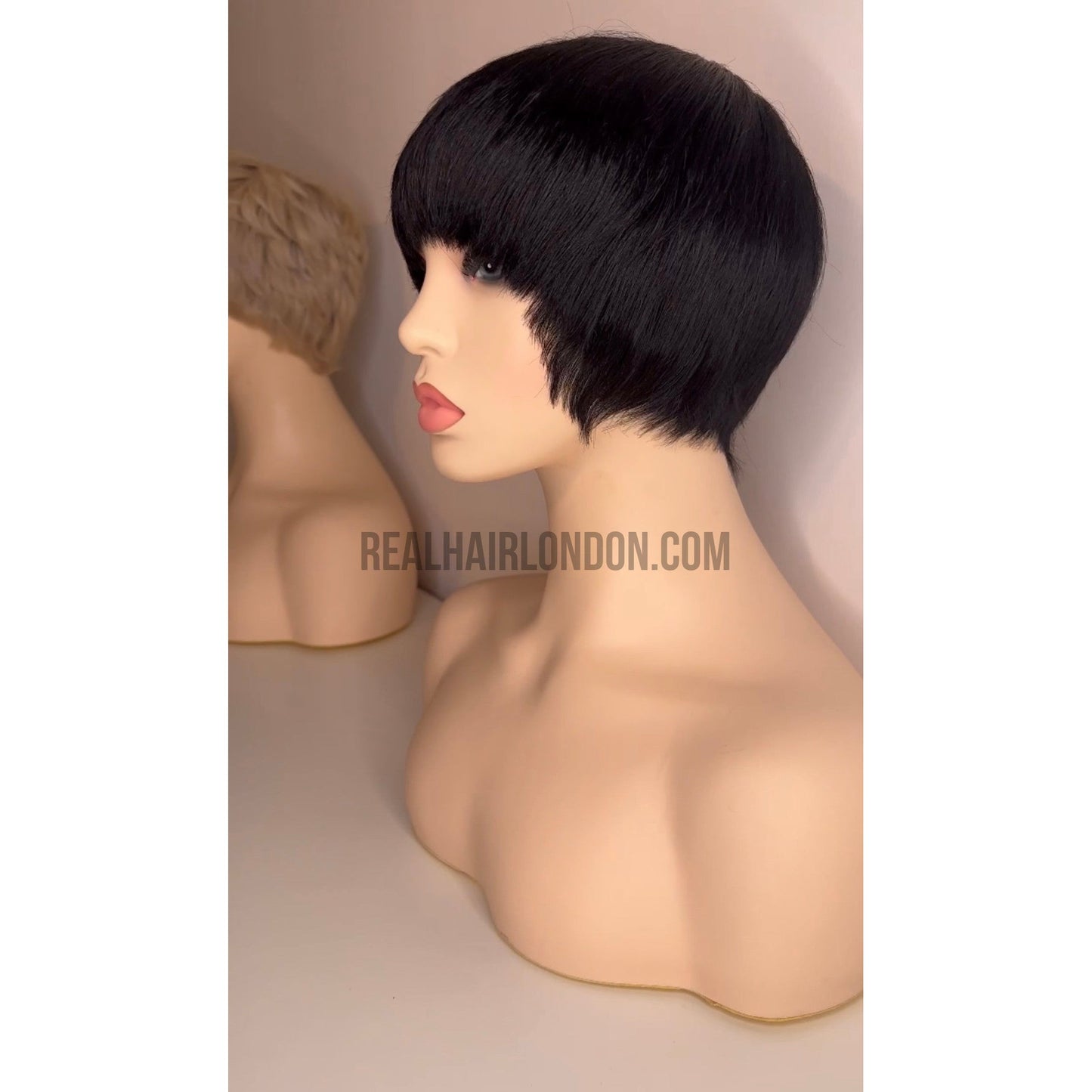 Winter Glow Short Bob – Sleek Elegance, Seamlessly Styled