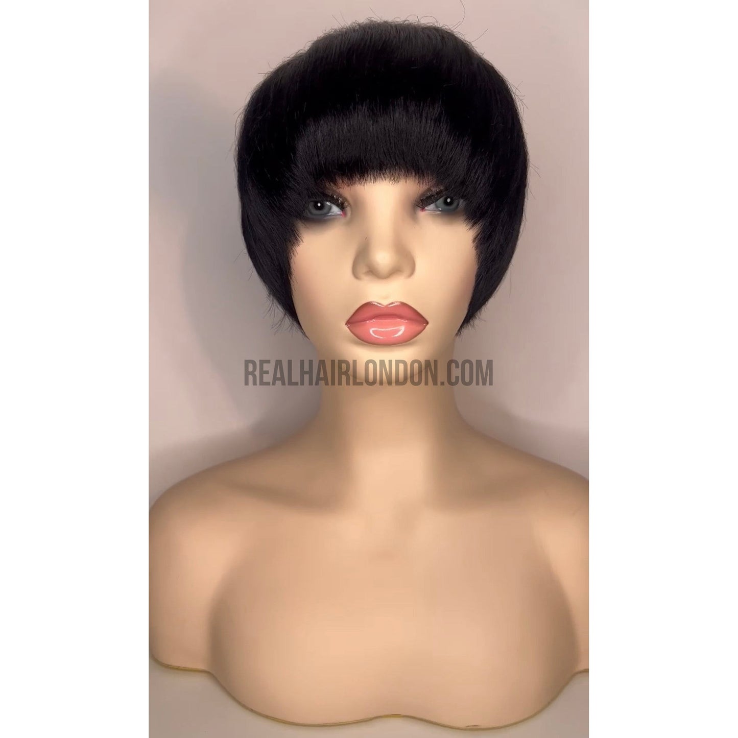 Winter Glow Short Bob – Sleek Elegance, Seamlessly Styled