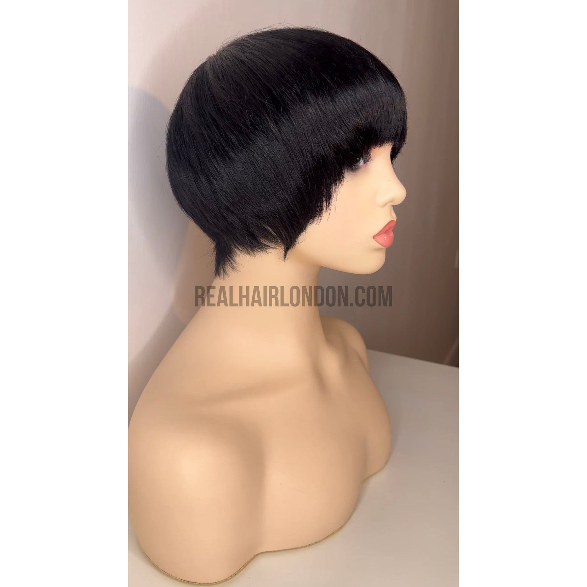 Winter Glow Short Bob – Sleek Elegance, Seamlessly Styled